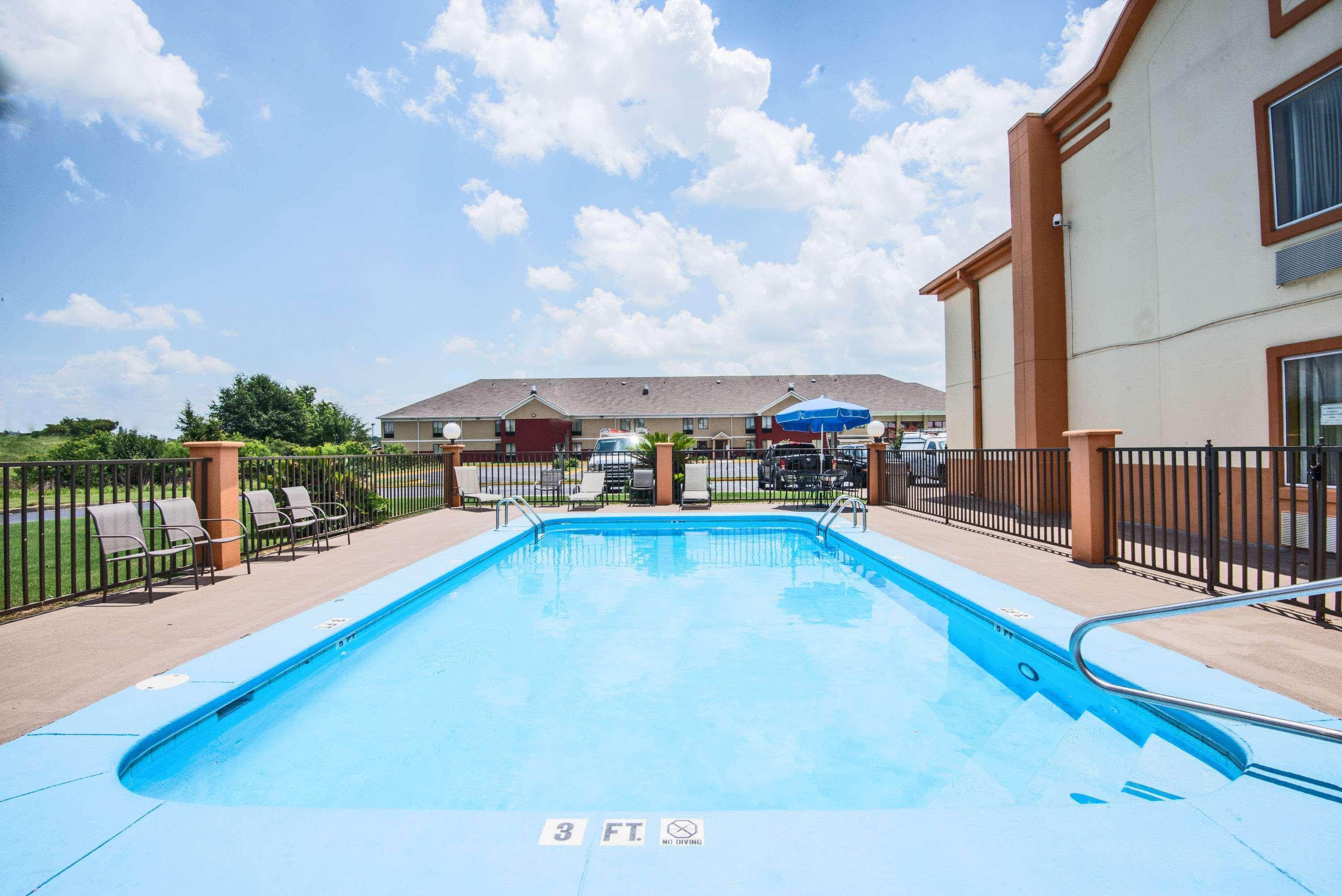 Days Inn By Wyndham Coliseum Montgomery Al Exterior foto