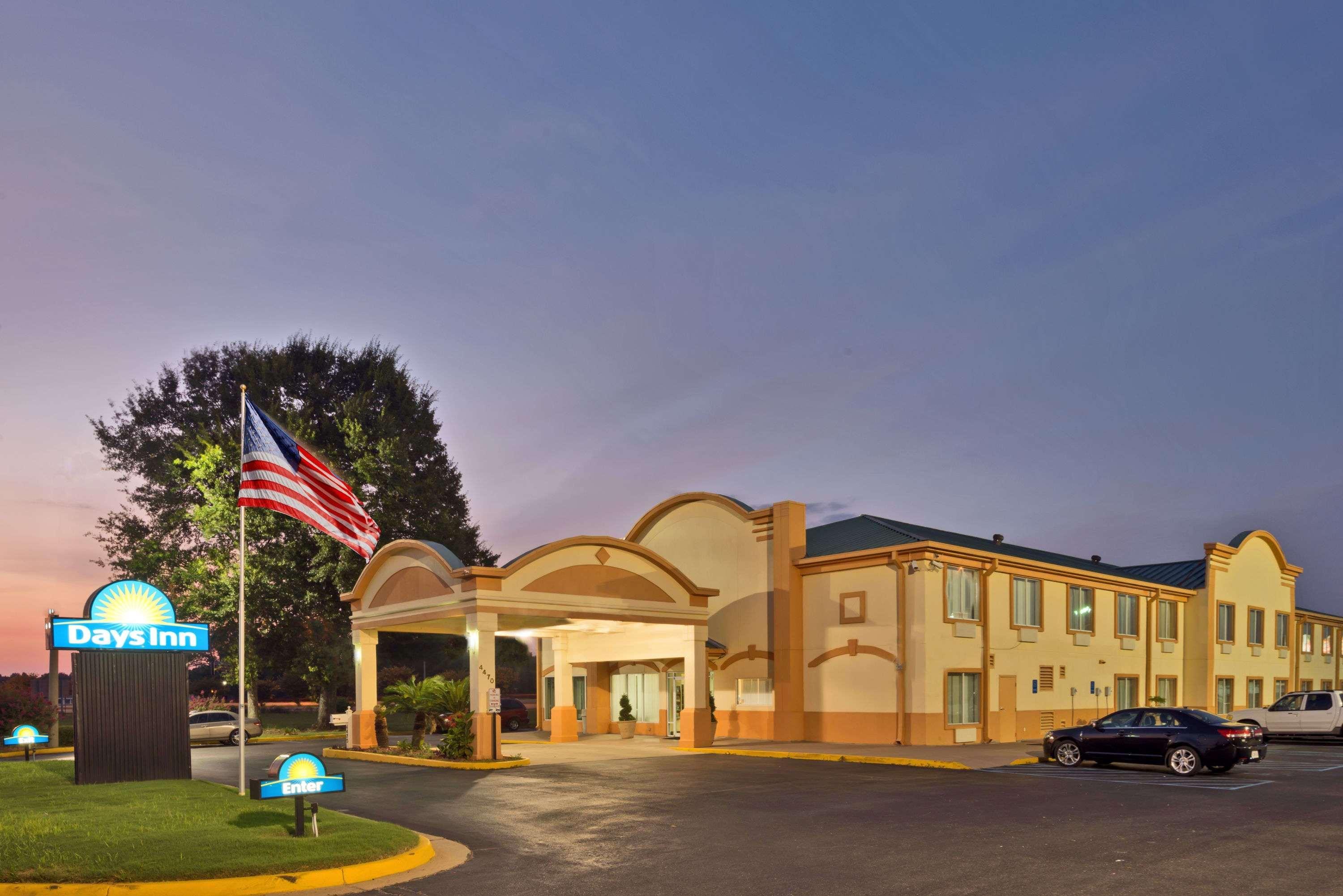 Days Inn By Wyndham Coliseum Montgomery Al Exterior foto